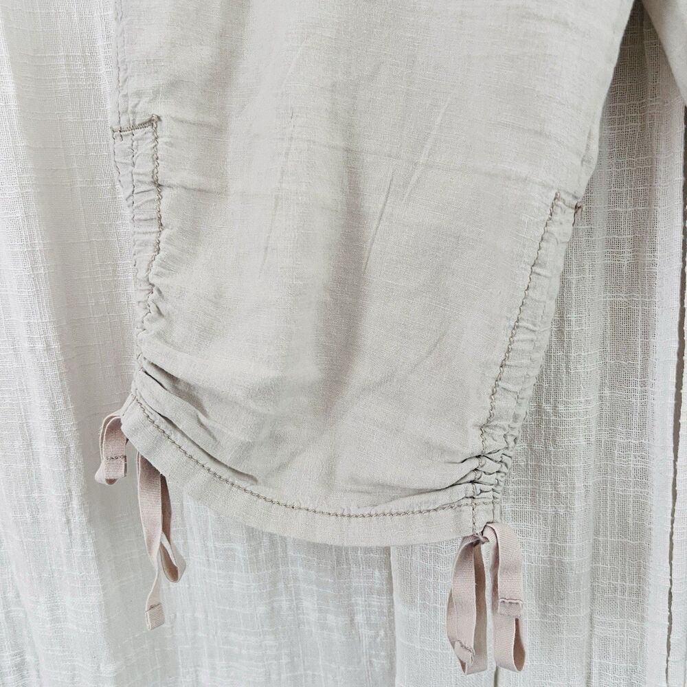 Bandolino Light Beige Cropped Cargo Capris - Picture 4 of 9